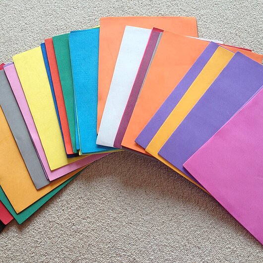 bunte Matten als Bodenanker, fotografiert von Andrea Waßenberg